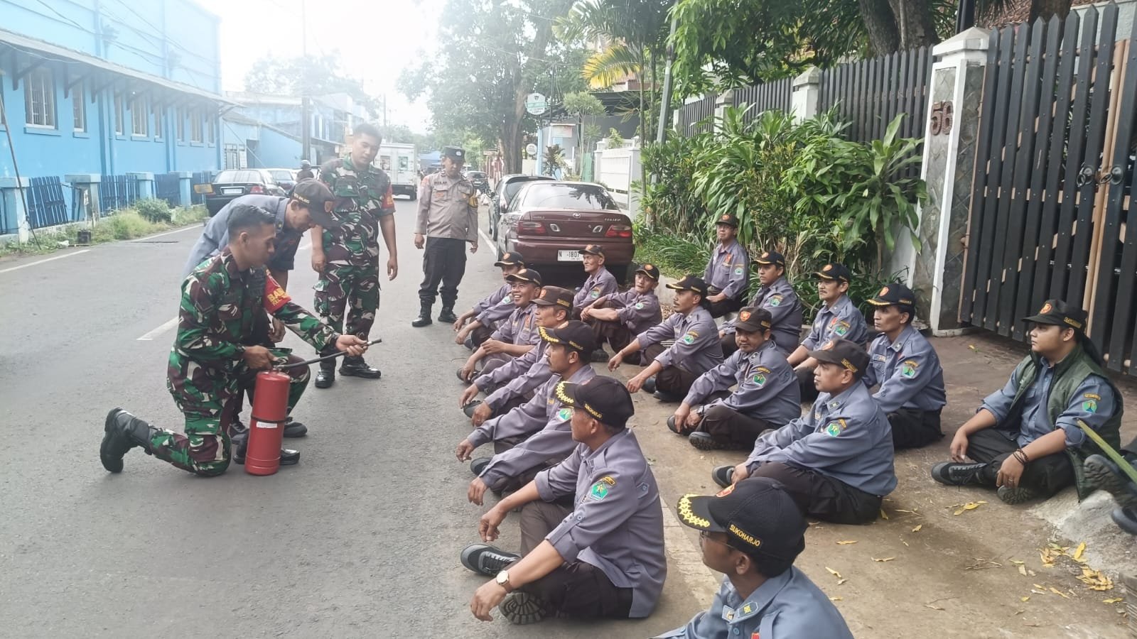 Perkuat Kesiapsiagaan, Babinsa Klojen Latih Satlinmas Secara Intensif