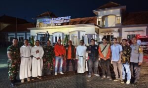 pengamanan gereja Babinsa Merjosari Jaga Khidmatnya Misa Malam Paskah Seminari Monfort