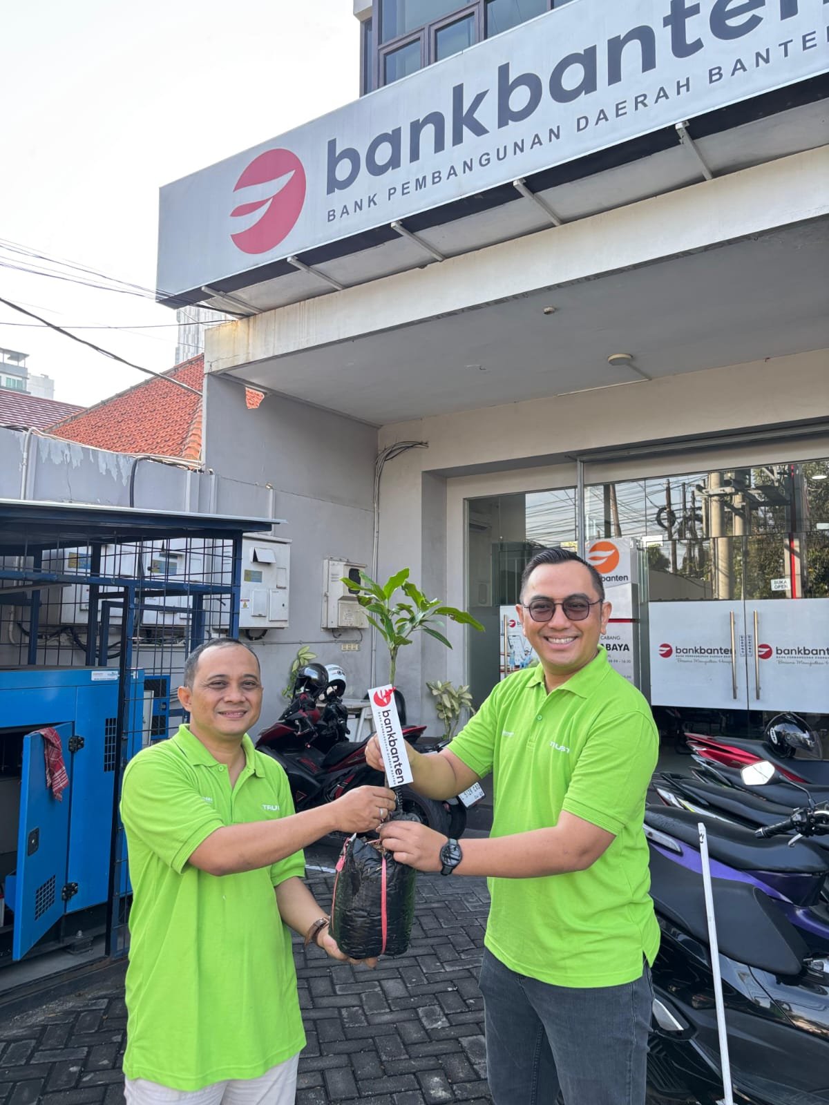 Hijaukan Kota Pahlawan! Bank Banten Surabaya Tanam Harapan di HUT ke-63 Taspen