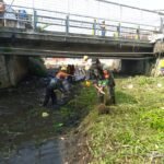 Babinsa Mulyorejo dan Warga Gotong Royong Bersihkan Sungai Sedudut.