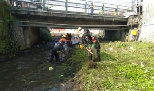 Babinsa Mulyorejo dan Warga Gotong Royong Bersihkan Sungai Sedudut.