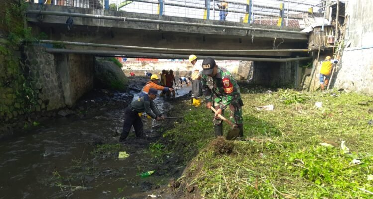 Babinsa Mulyorejo dan Warga Gotong Royong Bersihkan Sungai Sedudut.