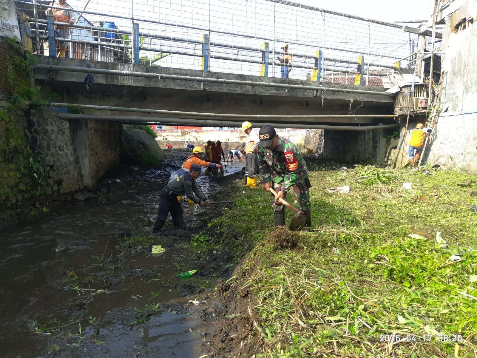 Babinsa Mulyorejo dan Warga Gotong Royong Bersihkan Sungai Sedudut.