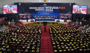 Dari Lapak Hasil Bumi ke Kursi Sekda: Cerita Akhmad Sugiharto Menginspirasi Wisudawan UMM