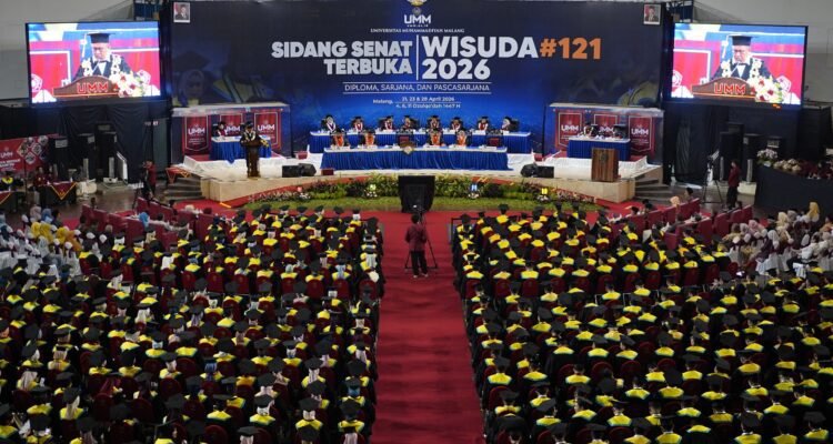 Dari Lapak Hasil Bumi ke Kursi Sekda: Cerita Akhmad Sugiharto Menginspirasi Wisudawan UMM