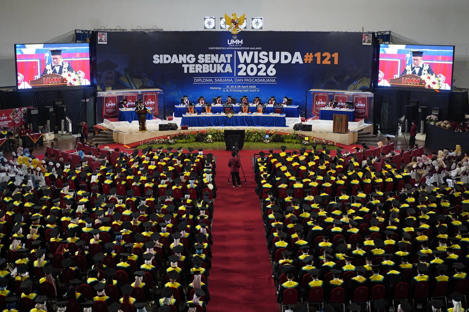 Dari Lapak Hasil Bumi ke Kursi Sekda: Cerita Akhmad Sugiharto Menginspirasi Wisudawan UMM