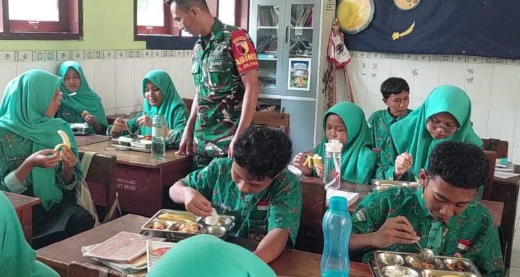 Peran Aktif Babinsa Blimbing dalam Pendampingan Program Makan Bergizi Gratis