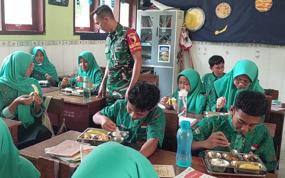Peran Aktif Babinsa Blimbing dalam Pendampingan Program Makan Bergizi Gratis