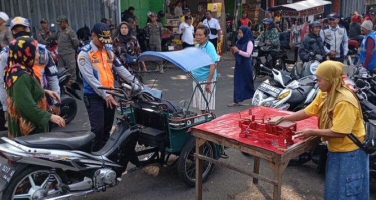 Revitalisasi digelontor Rp 3,2 Miliar, Pasar Kebalen Masih Sepi dan Pedagang Bertahan di Bahu Jalan