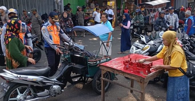 Revitalisasi digelontor Rp 3,2 Miliar, Pasar Kebalen Masih Sepi dan Pedagang Bertahan di Bahu Jalan