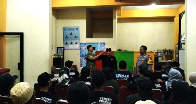 Babinsa Kelurahan Bareng Tingkatkan Kemampuan Satlinmas, Perkuat Sinergi TNI dan Masyarakat