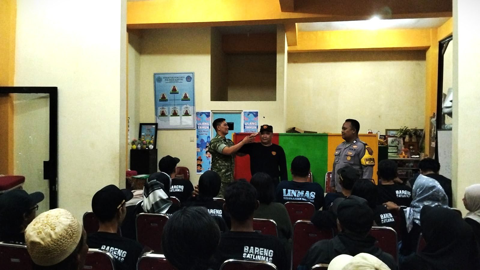 Babinsa Kelurahan Bareng Tingkatkan Kemampuan Satlinmas, Perkuat Sinergi TNI dan Masyarakat