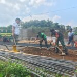 Gotong Royong Kodim 0833 dan Warga Percepat Pembangunan Jembatan Perintis Garuda