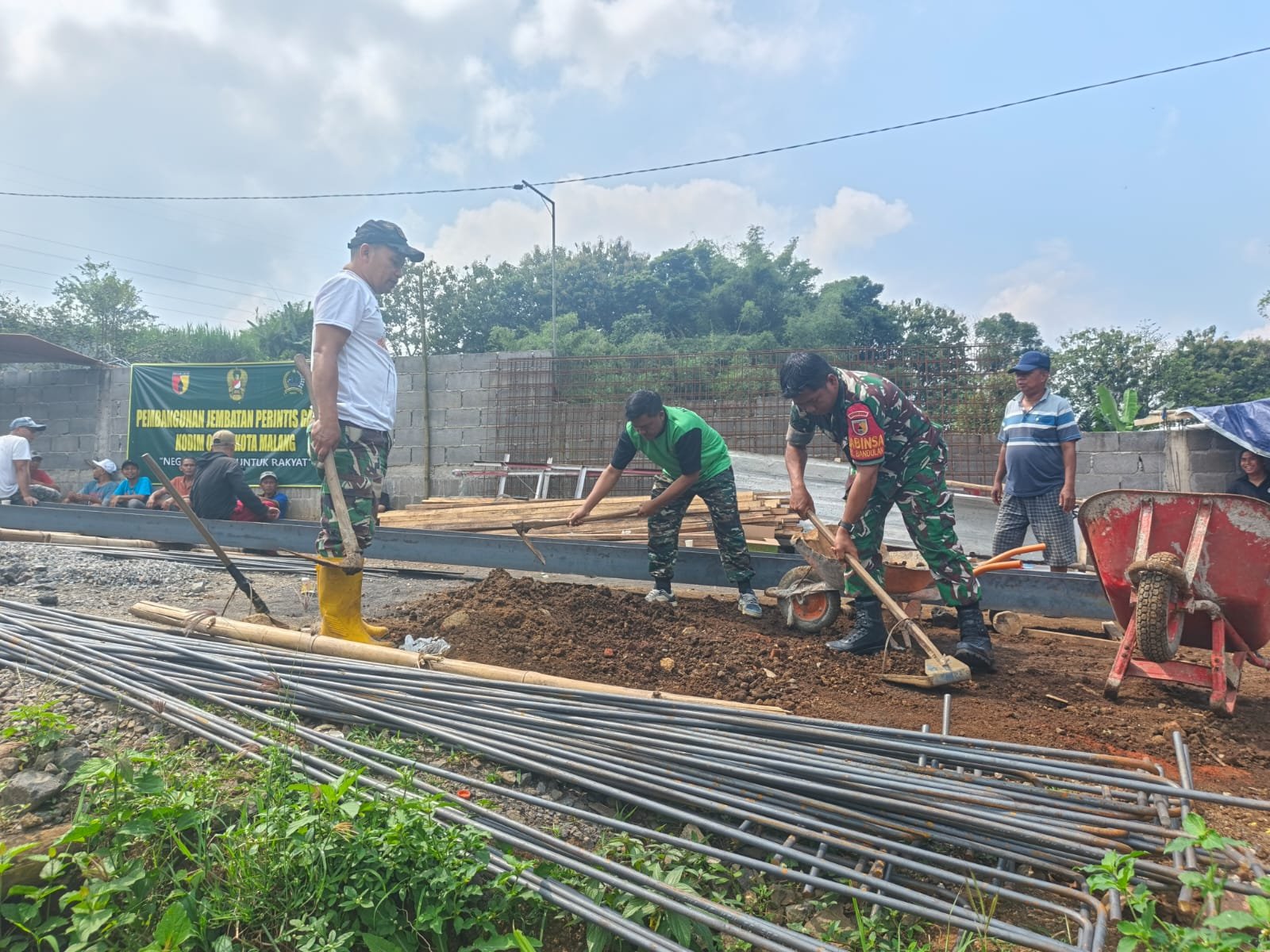 Gotong Royong Kodim 0833 dan Warga Percepat Pembangunan Jembatan Perintis Garuda