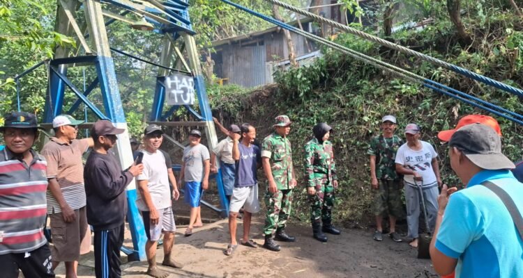 Babinsa Lowokwaru dan Warga Jatimulyo Gotong Royong Ciptakan Lingkungan Bersih dan Asri