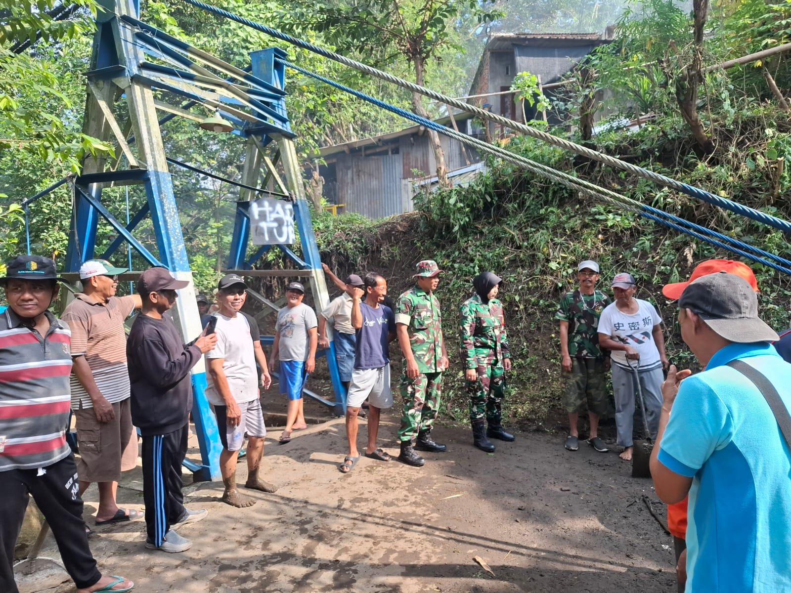 Babinsa Lowokwaru dan Warga Jatimulyo Gotong Royong Ciptakan Lingkungan Bersih dan Asri