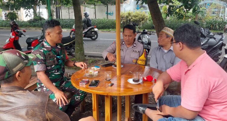 Babinsa Arjosari Perkuat Komsos dengan Tokoh Masyarakat, Wujudkan Lingkungan Aman dan Kondusif