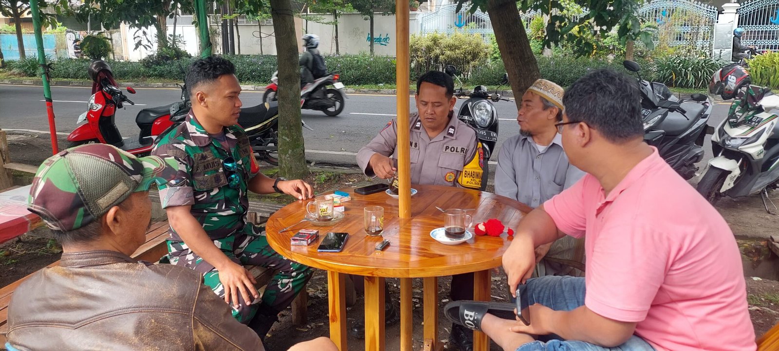 Babinsa Arjosari Perkuat Komsos dengan Tokoh Masyarakat, Wujudkan Lingkungan Aman dan Kondusif