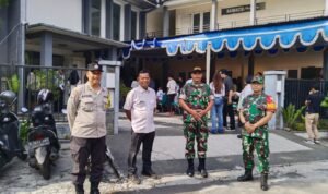 Babinsa Kedungkandang dan Bhabinkamtibmas Jaga Kondusivitas Ibadah di GKIN Narwastu