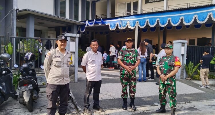 Babinsa Kedungkandang dan Bhabinkamtibmas Jaga Kondusivitas Ibadah di GKIN Narwastu