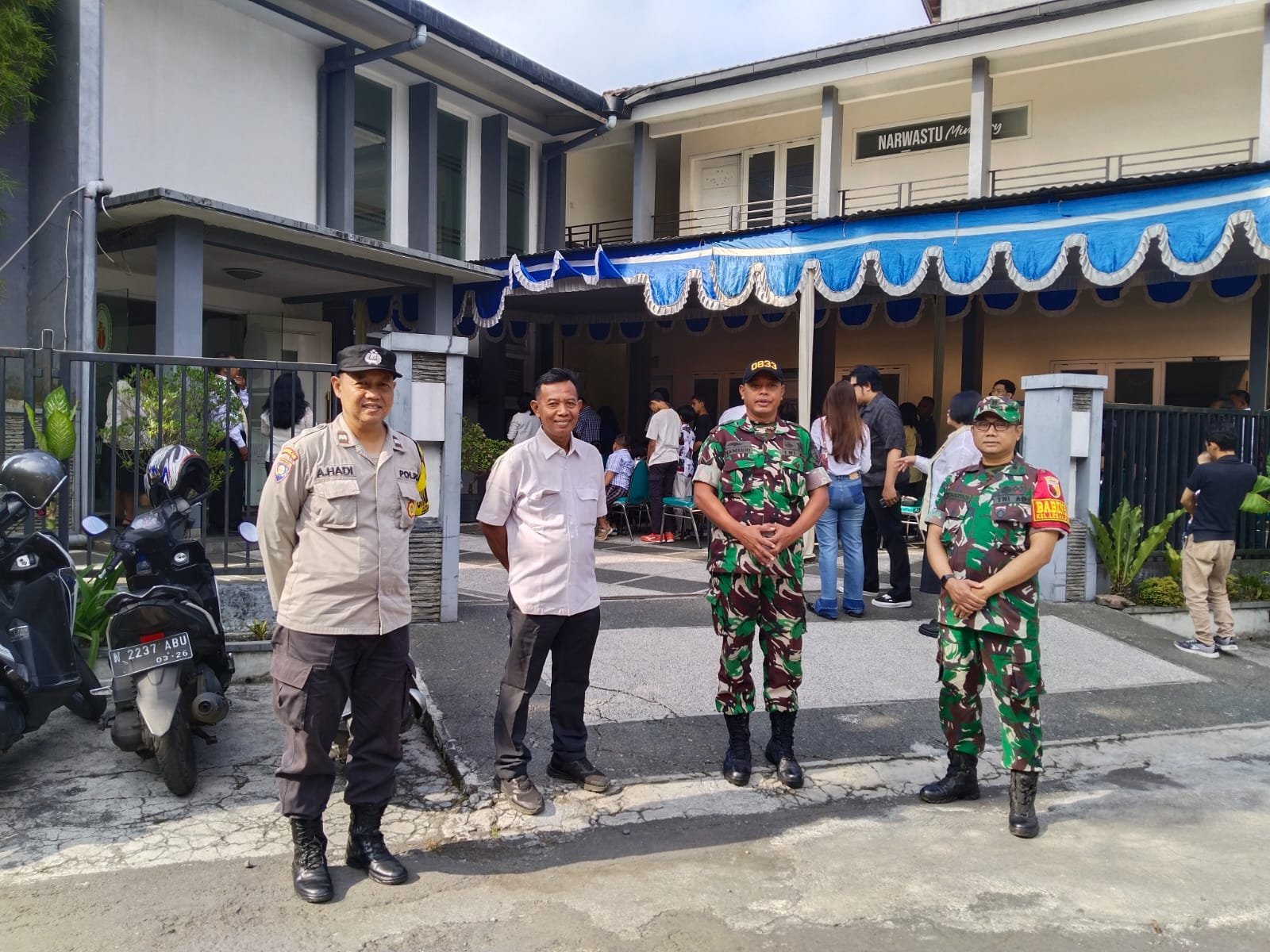 Babinsa Kedungkandang dan Bhabinkamtibmas Jaga Kondusivitas Ibadah di GKIN Narwastu
