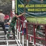 Semangat Gotong Royong, Personel Kodim 0833 Kota Malang Percepat Pembangunan Jembatan Perintis Garuda