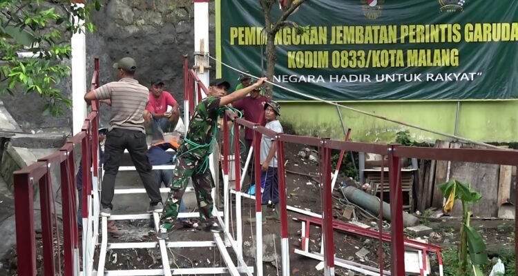 Semangat Gotong Royong, Personel Kodim 0833 Kota Malang Percepat Pembangunan Jembatan Perintis Garuda
