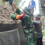 Gotong Royong Babinsa Kedungkandang Bantu Rehabilitasi Rumah Warga