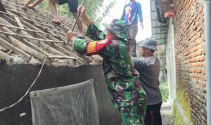 Gotong Royong Babinsa Kedungkandang Bantu Rehabilitasi Rumah Warga