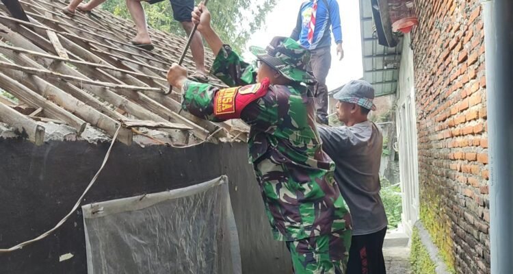 Gotong Royong Babinsa Kedungkandang Bantu Rehabilitasi Rumah Warga
