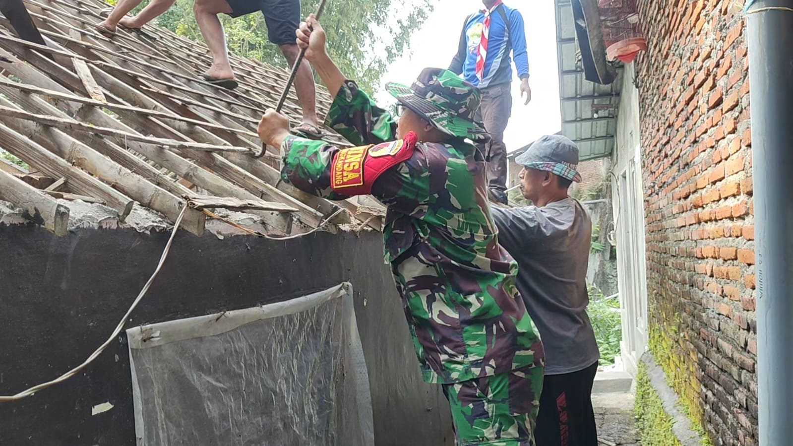 Gotong Royong Babinsa Kedungkandang Bantu Rehabilitasi Rumah Warga