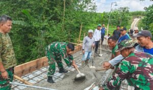 Personel Koramil Sukun dan Warga Bahu Membahu Cor Jembatan Perintis Garuda