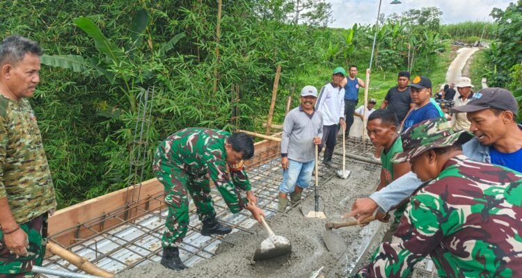 IMG-20260517-WA0171 Personel Koramil Sukun dan Warga Bahu Membahu Cor Jembatan Perintis Garuda