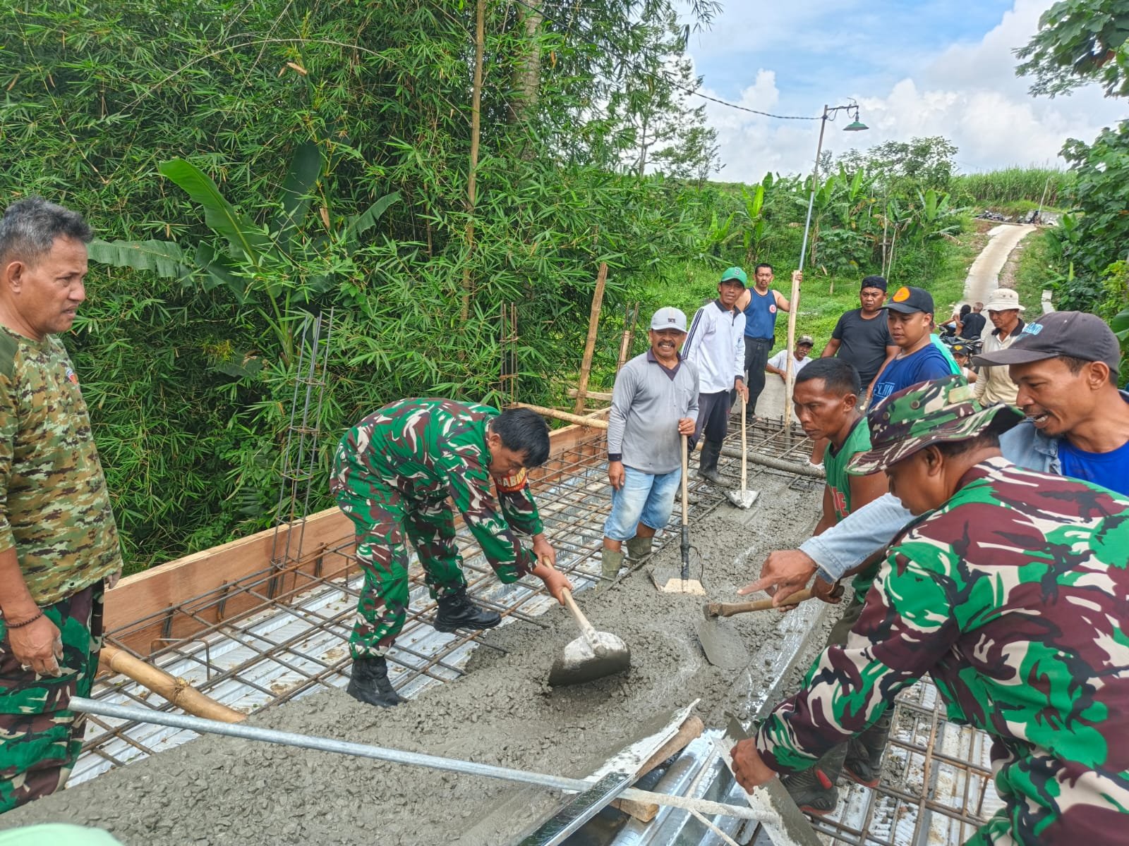 Personel Koramil Sukun dan Warga Bahu Membahu Cor Jembatan Perintis Garuda