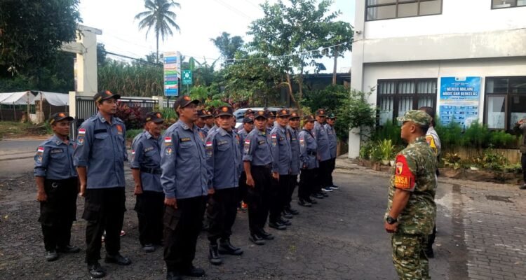Babinsa Wonokoyo Latih Kemampuan Linmas Perkuat Keamanan Lingkungan