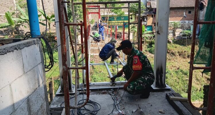 IMG-20260520-WA0022 Anggota Koramil Klojen Bersama Warga Percepat Pembangunan Jembatan Perintis Garuda