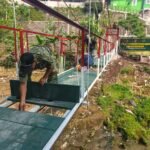 Koramil Klojen dan Warga Hidupkan Semangat Gotong Royong Lewat Pemasangan Papan Jembatan Perintis Garuda