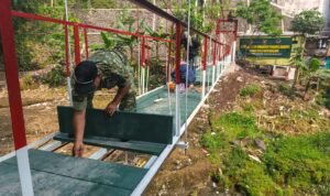 Koramil Klojen dan Warga Hidupkan Semangat Gotong Royong Lewat Pemasangan Papan Jembatan Perintis Garuda