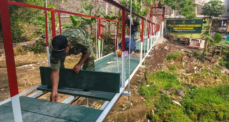Koramil Klojen dan Warga Hidupkan Semangat Gotong Royong Lewat Pemasangan Papan Jembatan Perintis Garuda