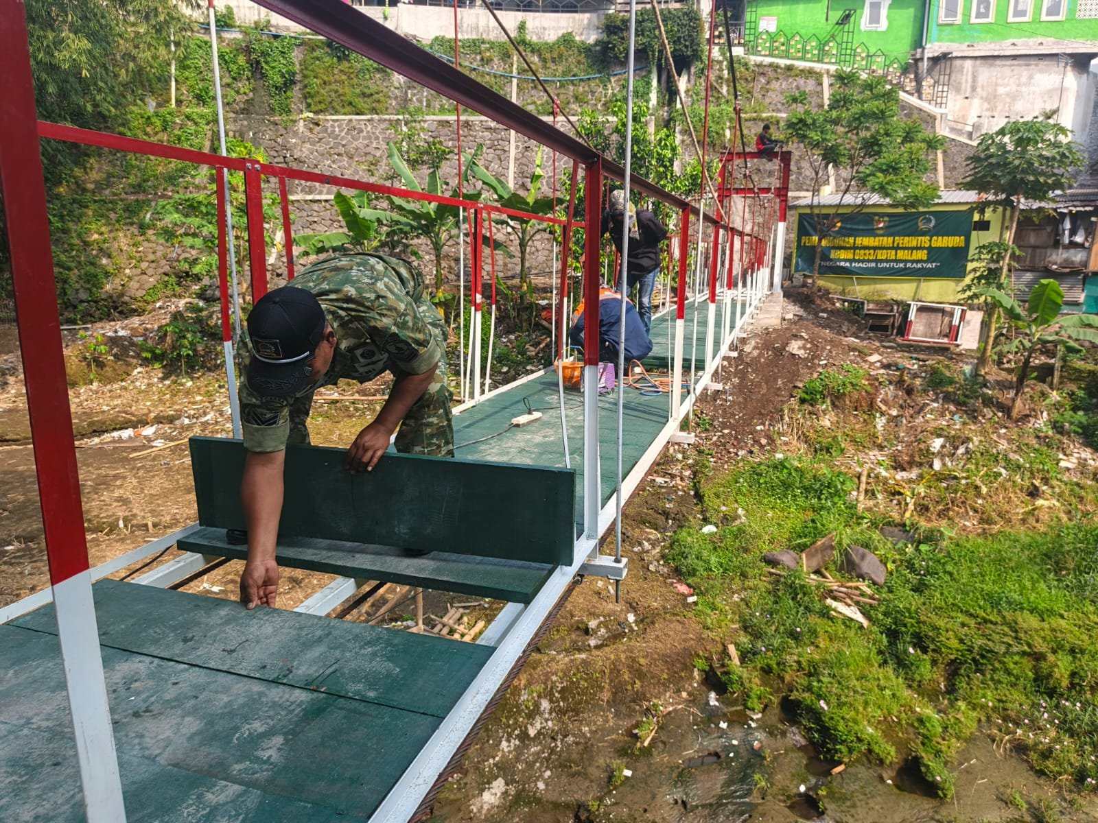 Koramil Klojen dan Warga Hidupkan Semangat Gotong Royong Lewat Pemasangan Papan Jembatan Perintis Garuda