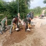 Personel Koramil Sukun Kebut Persiapan Pengecoran Jembatan Perintis Garuda