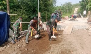 Personel Koramil Sukun Kebut Persiapan Pengecoran Jembatan Perintis Garuda