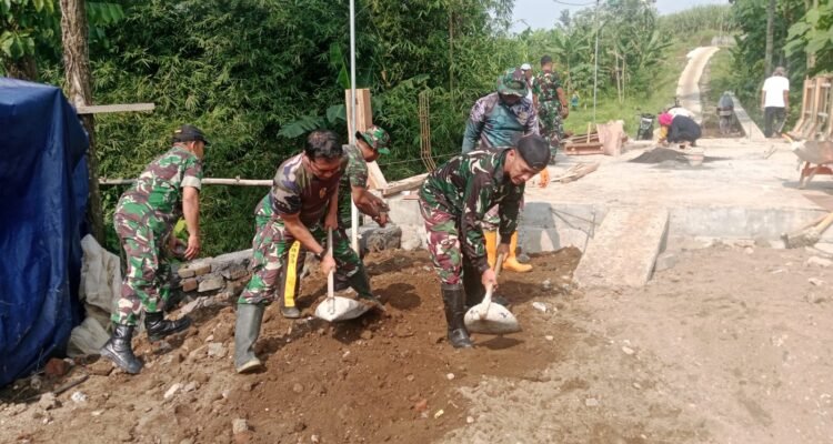 Personel Koramil Sukun Kebut Persiapan Pengecoran Jembatan Perintis Garuda