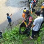 Peduli Lingkungan, Babinsa Kedungkandang Bersama Warga Bersihkan Sungai