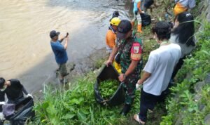 Peduli Lingkungan, Babinsa Kedungkandang Bersama Warga Bersihkan Sungai