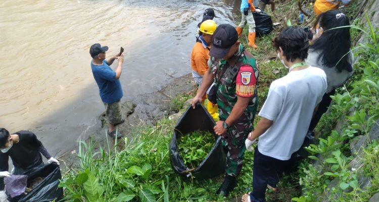 Peduli Lingkungan, Babinsa Kedungkandang Bersama Warga Bersihkan Sungai