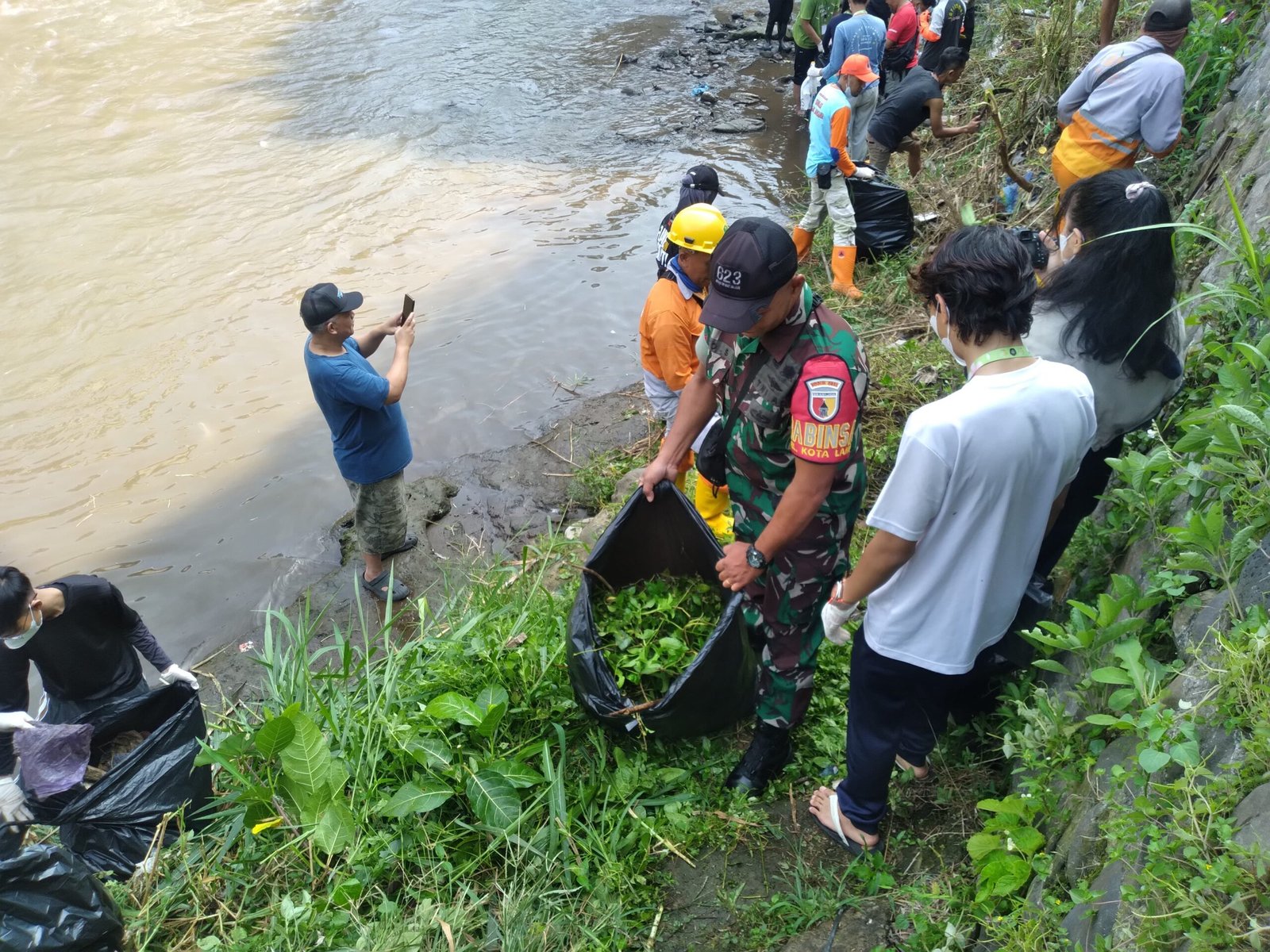 Peduli Lingkungan, Babinsa Kedungkandang Bersama Warga Bersihkan Sungai
