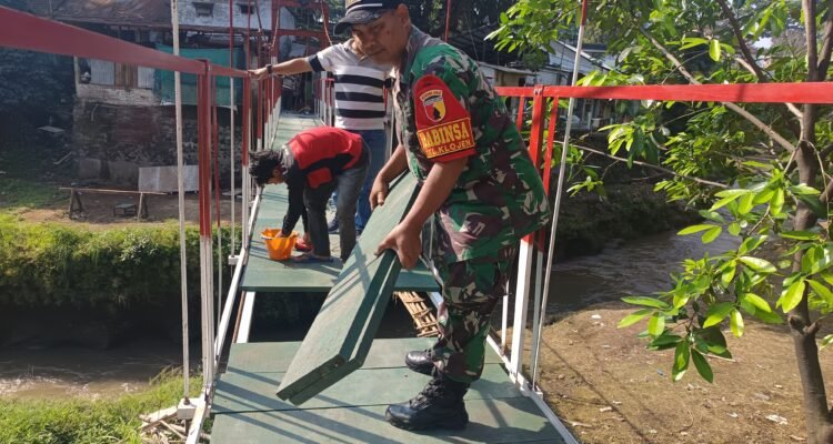 Koramil Klojen dan Warga Kebut Pengerjaan Jembatan Perintis Garuda, Perkuat Akses dan Perekonomian Masyarakat