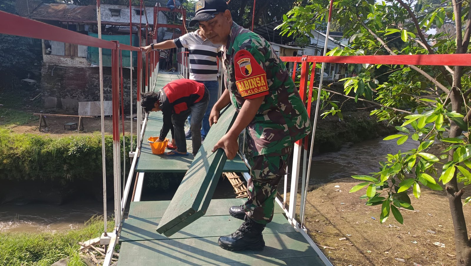 Koramil Klojen dan Warga Kebut Pengerjaan Jembatan Perintis Garuda, Perkuat Akses dan Perekonomian Masyarakat