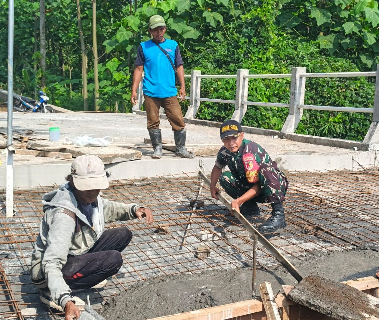 Jalan Penyambung Jembatan Perintis Garuda Bakalkrajan Mulai Dicor